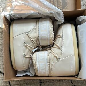 Icon Low Nylon in Cream Moon Boot Size 36/38